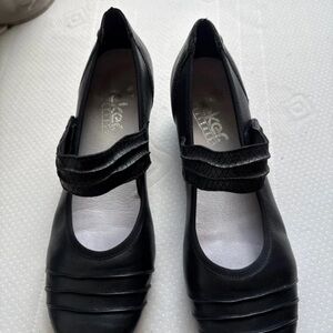 AEROSOLES Black Flats with Strap Detail